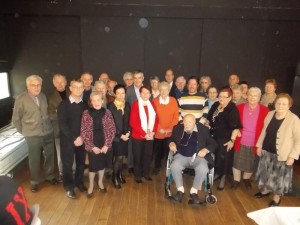 Juste avant de se glisser les pieds sous la table.