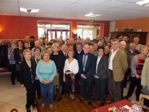 Les aînés et les élus juste avant de se glisser les pieds sous la table. 