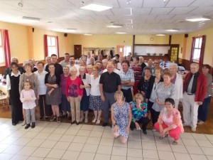 Juste avant de se glisser les pieds sous la table.