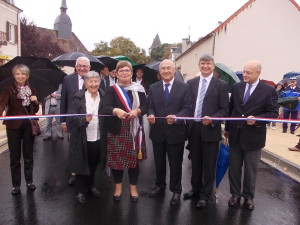 Le ruban tricolore a été coupé par Chantal Cogne, maire de Bouesse, en présence des personnalités.