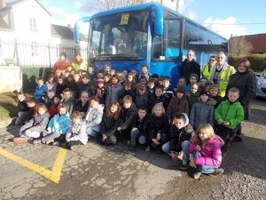 Ici, devant le car, à l'école de Tendu.