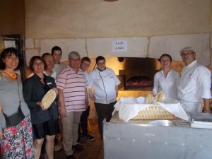 Ici, denant le vieux four à pain du 19e siècle.