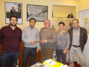 Lors de la remise des chèques par Jean-Louis Simoulin et Adrien Toulant, à la mairie de Saint-Gaultier.