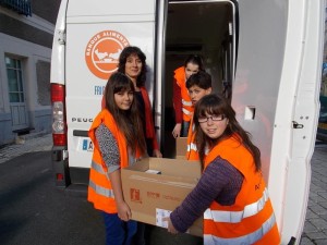 Lors de la remise de la collecte au président de la banque alimentaire.
