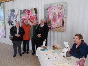 A droite, Claude Dauzier, le maire et Bernard Dubreuil, organisateur de l'exposition.