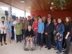 Juste avant de se glisser les pieds sous la table.