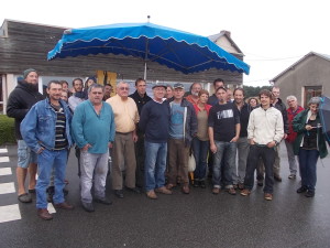 Ici, devant la salle des fêtes de Parnac, en compagnie de Jean-Louis Simoulin, conseiller général et vétérinaire retraité bien connu du monde agricole. 