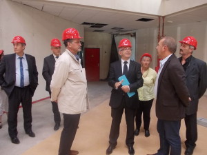 Quatrième à gauche, François Bonneau, Président de la région Centre, lors de la visite de l'important chantier, au lycée professionnel Châteauneuf.