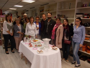 A droite, Marc Vigneron, président de l'UCIA Argenton Tonic, ici chez Patricia Ballerau, l'Art de la table, à l'origine du projet.