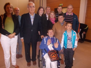 Sébastien Guné, en fauteuil, a été récompensé pour son titre de champion de France de boccia par Michel Quinet, maire d'Argenton.