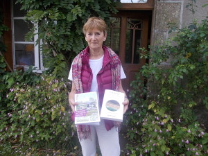 Odile Marcel, devant chez elle, au village de la Font Bucher, commune de La Châtre l'Anglin.