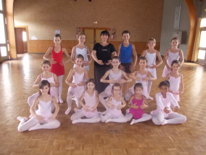 Les plus jeunes danseuses de l'association Los Cabales.
