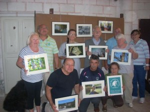 Lors de l'accrochage de l'exposition.