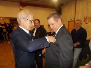 A droite, Jean-Marie Lamamy, décoré par Jean-Paul Chanteguet.