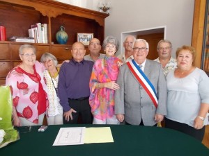 Micheline, André, le maire, la famille et les amis.