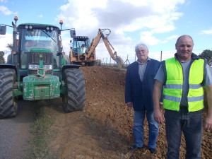A droite, Olivier Bazin, l'entrepreneur et René Caron, maire de Celon.
