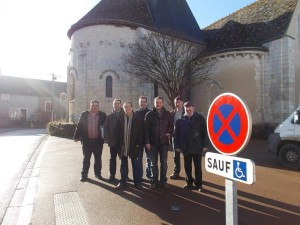La place Tournoi, à Rivarennes, est située entre l'église et la mairie.