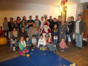 Le Père Noël, les enfants et les parents pour la pose photo.