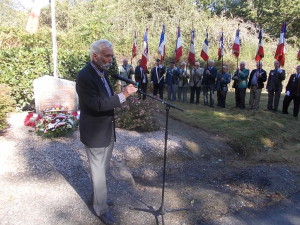 Les personnalités et un large public, devant le mémorial, au lieu dit le Cerisier, à Tendu.