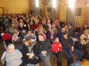 Salle comble pour le spectacle et la remise des cadeaux de Noël.