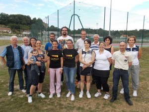 Une partie du groupe de bénévoles chargé de l'organisation de la fête pour Loryne. A gauche Michel Tentillier, président du club de tennis.