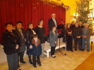 Au centre, René Caron, à droite les conseillers municipaux et à gauche les lauréats des maisons fleuries.