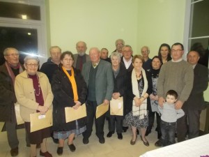 La photo souvenir en fin de cérémonie en compagnie des lauréats des maisons fleuries.