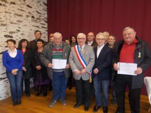 Les élus et les médaillés diplômes en mains, à droite Jean-Louis Pérot ; Jean-Claude Maillochon, à gauche.