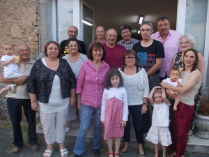 Tous les ans, les voisins du Village de Vileine, commune de Celon, se retrouve pour faire la fête. Samedi, la soirée accueillie chez Josette et Bernard Baudat, s'est déroulée autour d'un dîner. Question d'organisation chaque participant fait suivre le panier. Parmi les nouveaux visages notons celui de Camille qui a tout juste 9 mois. Les autres jeunes enfants sont : Eugénie, Léocadie, Elise et Justine, la plus grande, qui a dressé la table avec goût et talent.