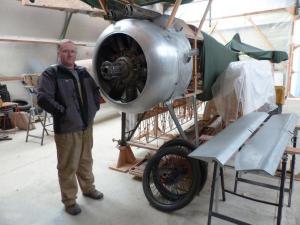Patrick Siegwald, ici à côté d’un Sopwith Camel, chasseur anglais de la Première guerre mondiale : « J’ai du travail pour 7 ans au moins… ». (Photo NR).