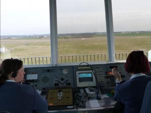 L'aéroport civil de Tours est contrôlé par les militaires de la BA 705. (Photo NR). 