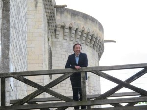 Quand une belle exposition sur le costume historique rencontre une promotion exceptionnelle assurée par la télévision (ici « Secrets d’histoire » avec Stéphane Bern), cela donne une hausse de fréquentation de + 11 % à la cité royale de Loches cet été.