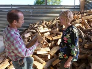 Pour Jean-Frédéric Choux (à gauche), le marché parallèle du bois de feu échappe largement aux contrôles et crée une concurrence déloyale vis-à-vis des professionnels. 