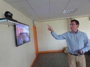 Stéphane Bourliataux-Lajoinie dans la salle dédiée au e-learning de l’IAE de Tours aux Deux-Lions. (Photo NR).
