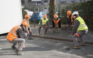 Dans cette entreprise de travaux publics (Jérôme BTP à Ballan-Miré), les chantiers commencent par une séance d’échauffement musculaire.