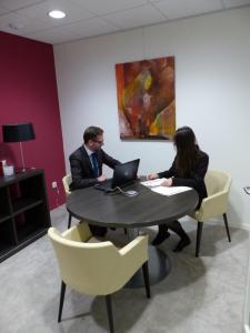 Dans ses salons d’accueil de la gestion privée de ses clients, la Caisse d’Épargne orne ses murs avec des œuvres louées et régulièrement renouvelées.