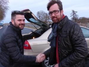 Le covoiturage (ici l’aire du Panier près de Druye) : un usage en partage dont ces deux Tourangeaux profitent à tour de rôle. (Photos NR)