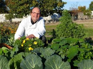 Vincent Simon dans son potager : « en agriculture, il y a l’humain, un visage et de l’émotion. La saisonnalité donne de la lumière à la cuisine ! » 