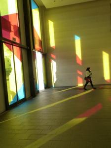 Le vestibule de la gare de Tours mis en lumière par Buren.