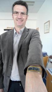 Igor Rimbaud, directeur de l’unité des nouvelles sources d’énergie chez STMicroelectronics de Tours, nous présente le prototype d’une montre à puce, souple et design. (Photo NR).