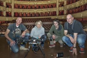 (De gauche à droite) : Michaël Gisselère, la réalisatrice Laurence Th et deux techniciens de Freeway Drone, sur la scène de l’Opéra de Paris le mois dernier. 