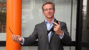 Olivier Fructus tient dans ses mains le premier endoscope jetable, monté à Saint-Pierre-des-Corps, dans une nouvelle salle blanche.