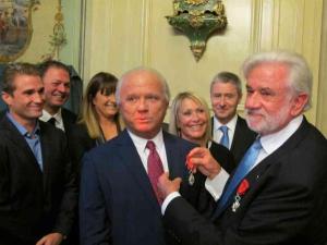 Patrick Findeling, 68 ans, P-DG de Plastivaloire, fait chevalier de la Légion d’honneur par Roger Mahoudeau. Il est entouré de ses trois enfants, son épouse et Philippe Briand, à la CCI de Tours.