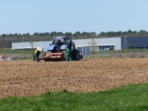 À Sorigny, Savigny-en-Véron ou Bléré (photo), les grandes plates-formes en logistique ont choisi la campagne, à un vol d’oiseau d’une autoroute. (Photo NR).