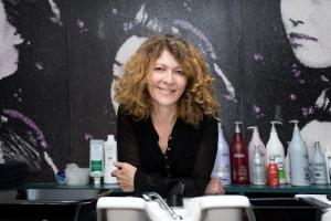 Lucia Iraci se consacre aux femmes nécessiteuses, les ciseaux à la main afin de leur rendre la plus belle estime d’elles-mêmes.