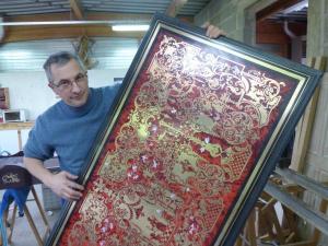 Sylvain Bulot avec l’une de ses pièces destinée à un client russe fortuné. (Photo NR)