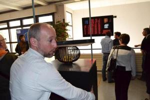 Le plasticien Florent Lamouroux, ici dans les locaux de GEII (Génie électrique et informatique industrielle), est un habitué des résidences en entreprises. (Archives NR)