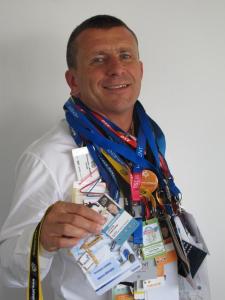 Christophe Lapouge collectionne les badges des laissez-passer des événements auxquels il participe. (Photo NR)