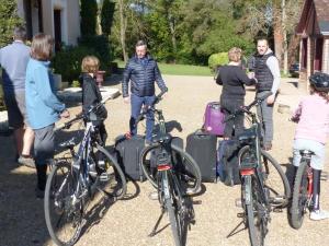 Bertrand Chandouineau (au centre), un ancien militaire reconverti dans la logistique touristique. (Photo NR)