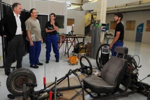 Sur l’ancien site Mame, un atelier de mécanique permet aux salariés licenciés de ne pas décrocher du monde du travail.